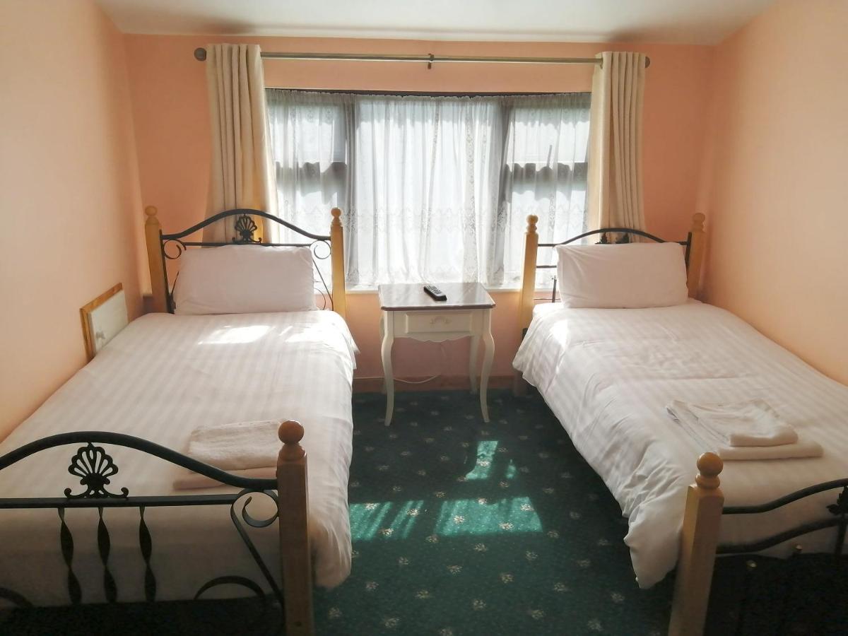Russell'S Apartment Дингъл Екстериор снимка